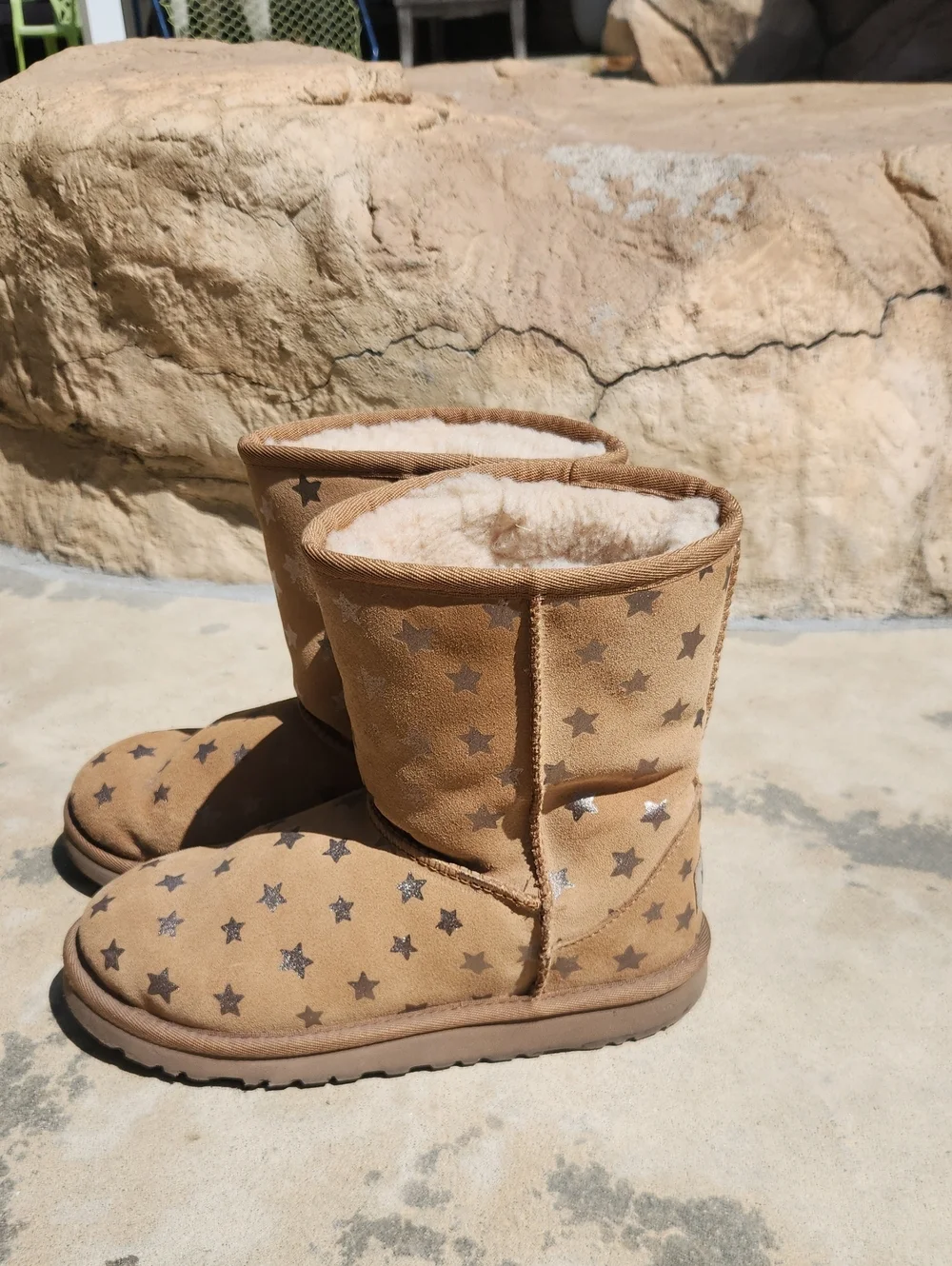 UGG Kids Classic Short II Chestnut Metallic Star Suede Boots Size 4